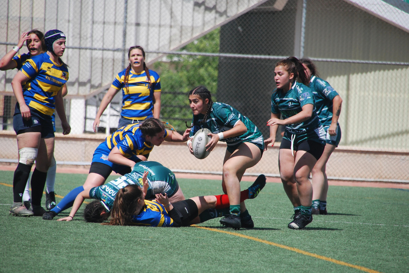 Guadalupe Martínez y MJ Camacho, en una acción de ataque del Jaén  Rugby.