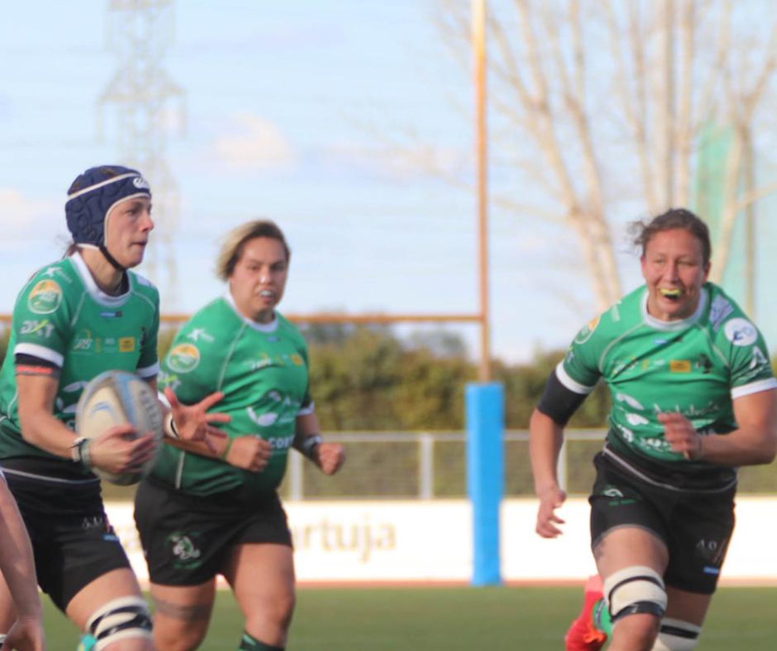 Tahlia Brody, a la derecha, corre sin balon durante la jornada pasada.