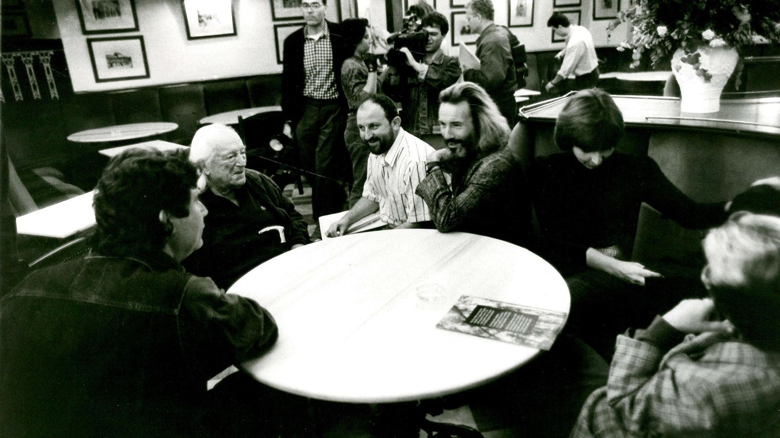 El poeta, antes de cumplir 89 años (diciembre 1991) con José Luis Pellicena, Jesús Quintero, María Asunción Mateo y el autor de esta crónica, Francisco Correal. El poeta, antes de cumplir 89 años (diciembre 1991) con José Luis Pellicena, Jesús Quintero, María Asunción Mateo y el autor de esta crónica, Francisco Correal.