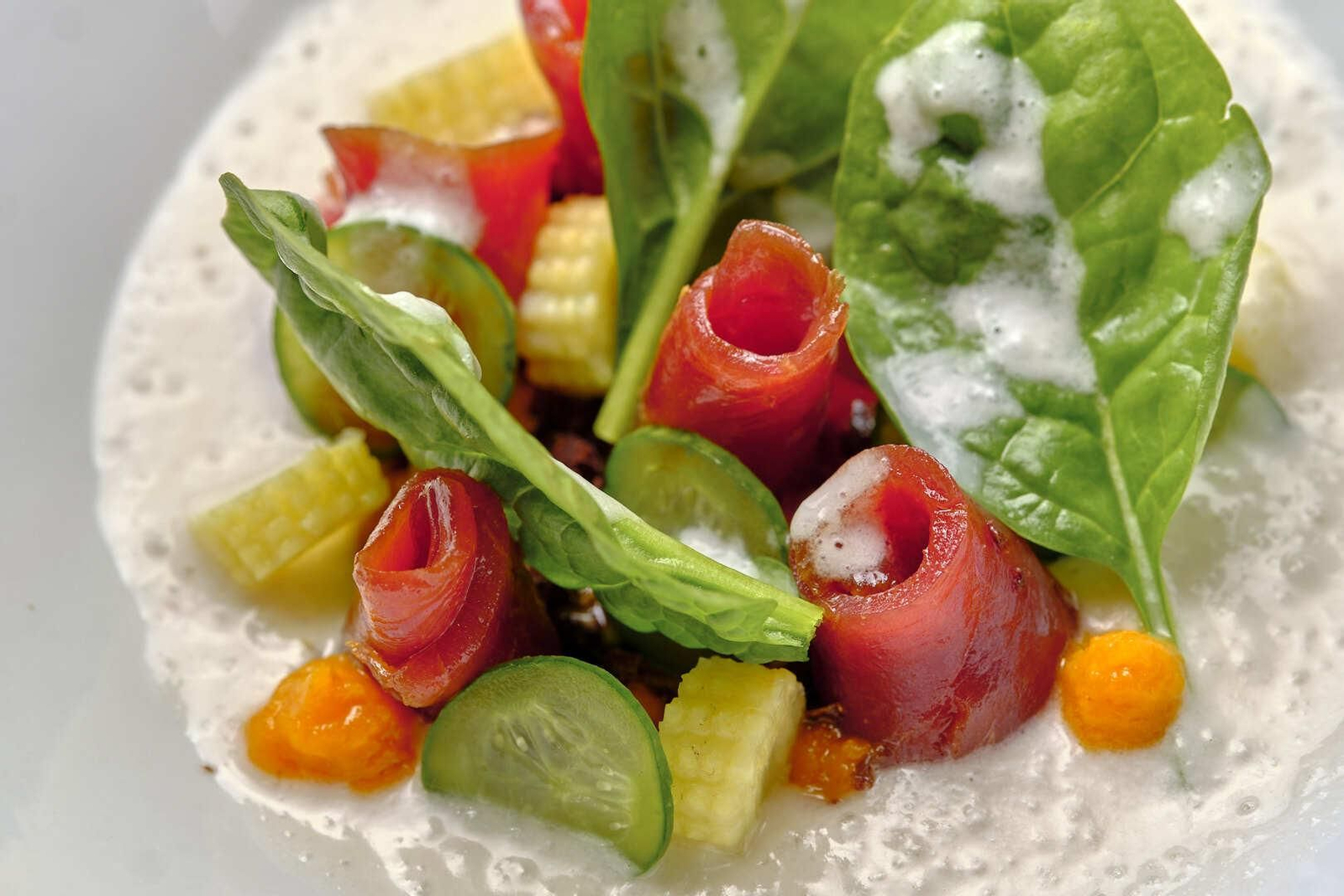 Ensalada de Sashimi de Atún, Puré de Zanahoria 'encominá' y emulsión de Coco - Salmón de La Azotea en El Palmar