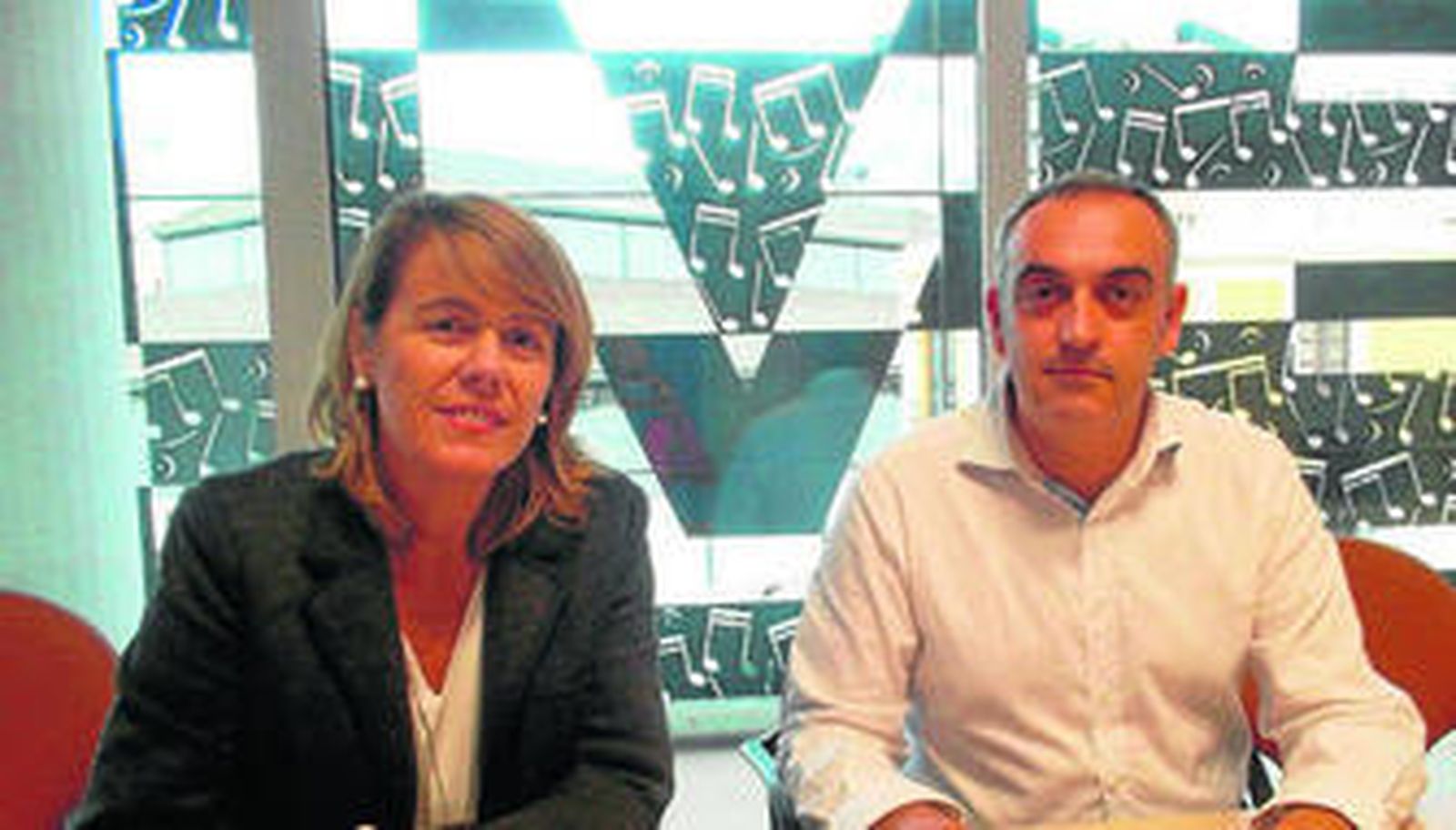 Isabel Guirao, directora técnica de A Toda Vela, y el gerente de la Escuela de Música.