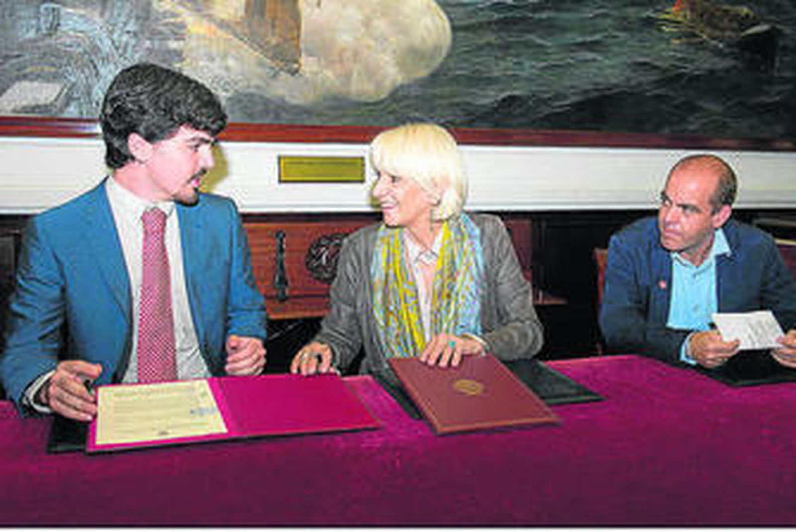 Momento de la firma del convenio entre el Ayuntamiento y Euroavia.