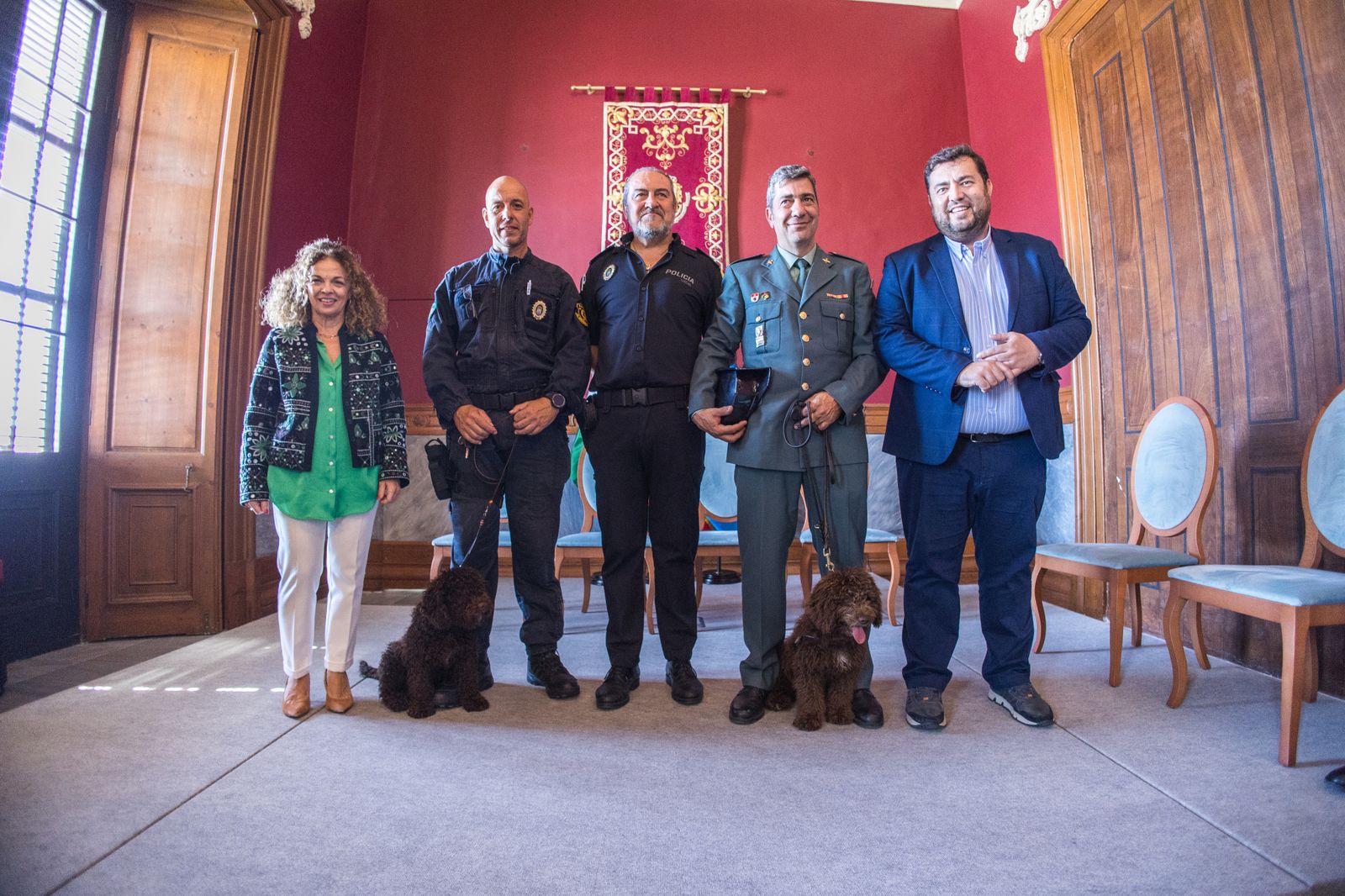 Las imágenes de la entrega del perro adiestrado Enzo a la Guardia Civil en San Fernando