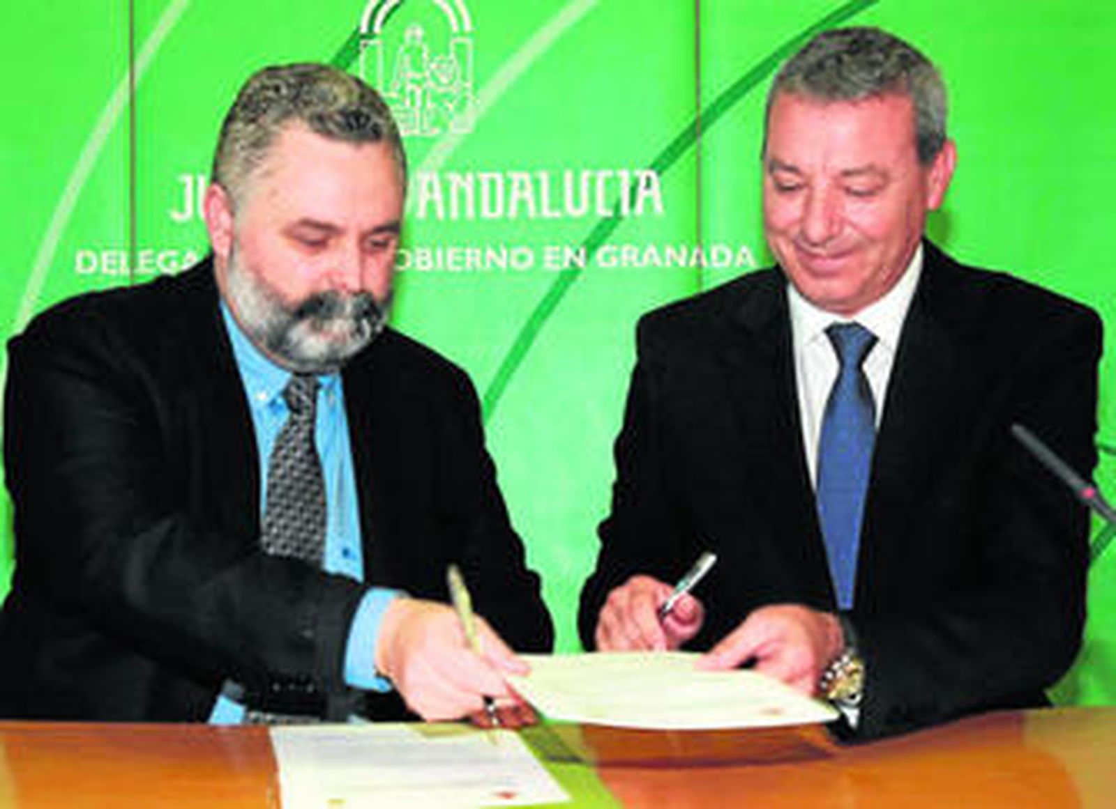 El fiscal García Calderón y el consejero Álvarez de la Chica, ayer, en la firma del protocolo.