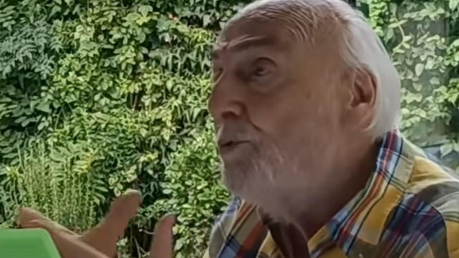 Hécctor Alterio preparando una obra teatral a sus 95 años, captado por su hija Malena