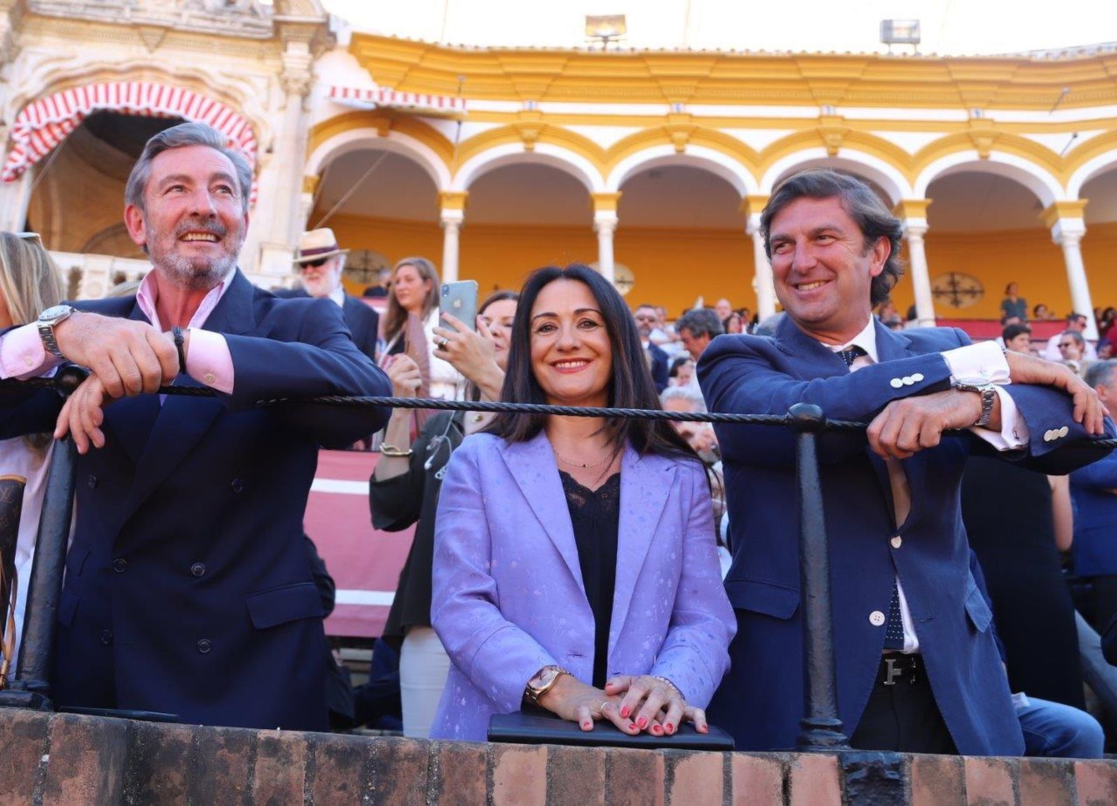 Las fotos de los famosos y las autoridades en la corrida de Miura