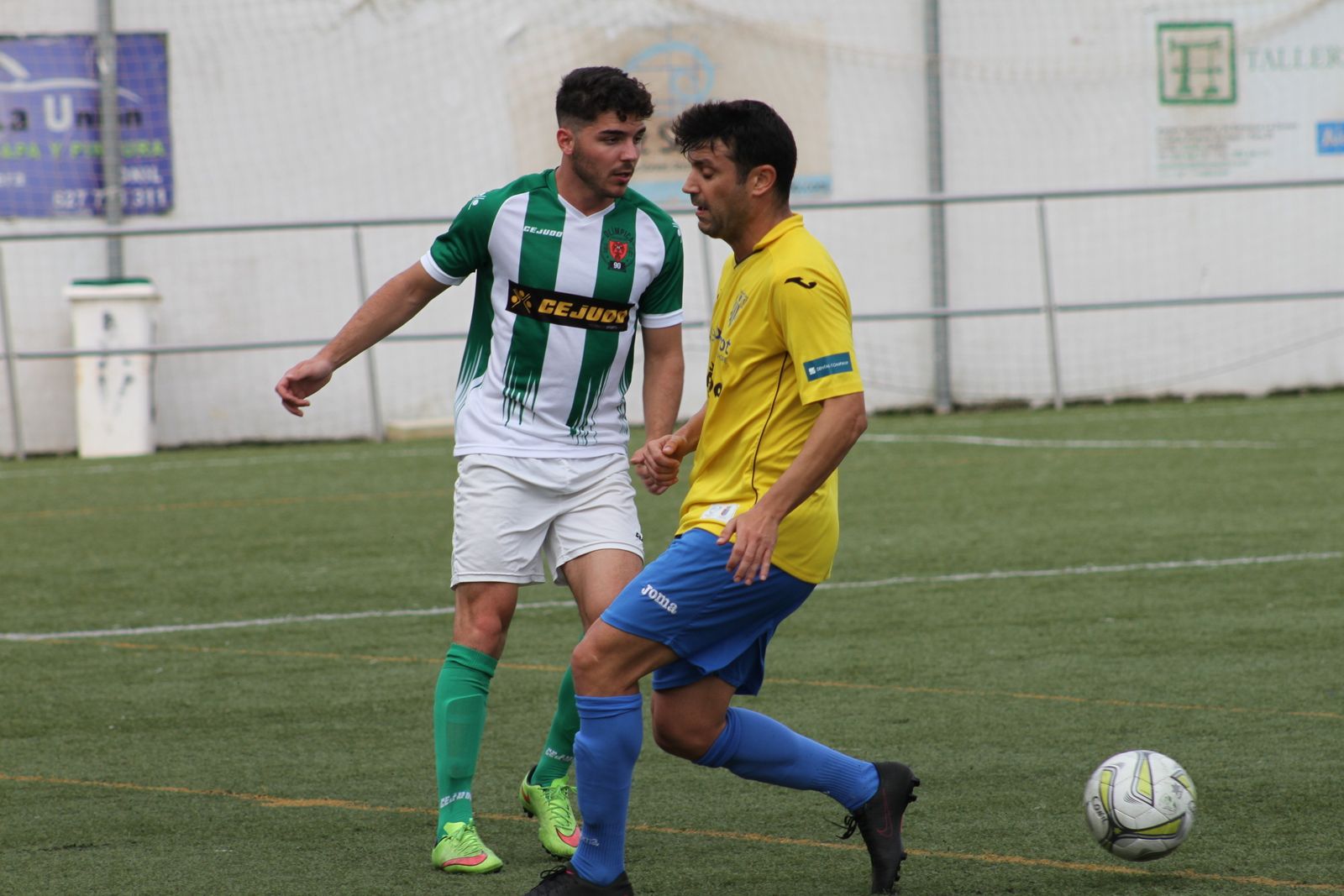 Raúl Silveira (d) sale al paso de David Bermejo, que desplaza el balón.