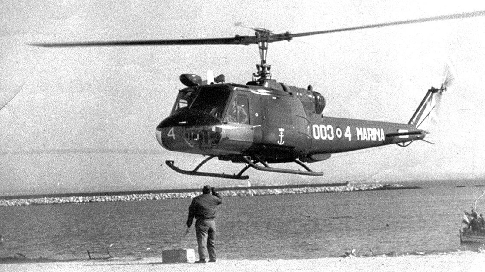 Un helicóptero de la Marina para colocar la primera piedra del puente