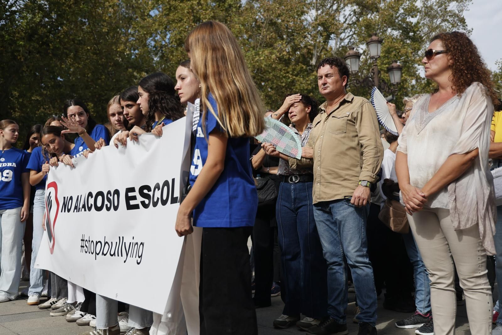Los padres de Sandra Peña, junto a otros familiares, y algunas compañeras de la menor, en la manifestación en Sevilla.