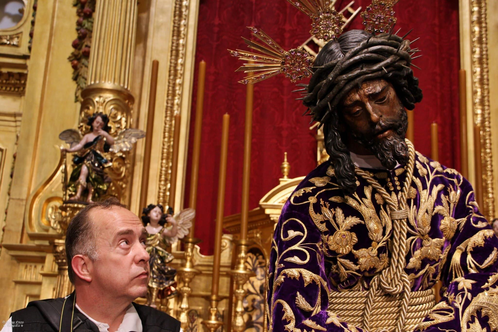 Francisco Santiago ante el Señor del Gran Poder.