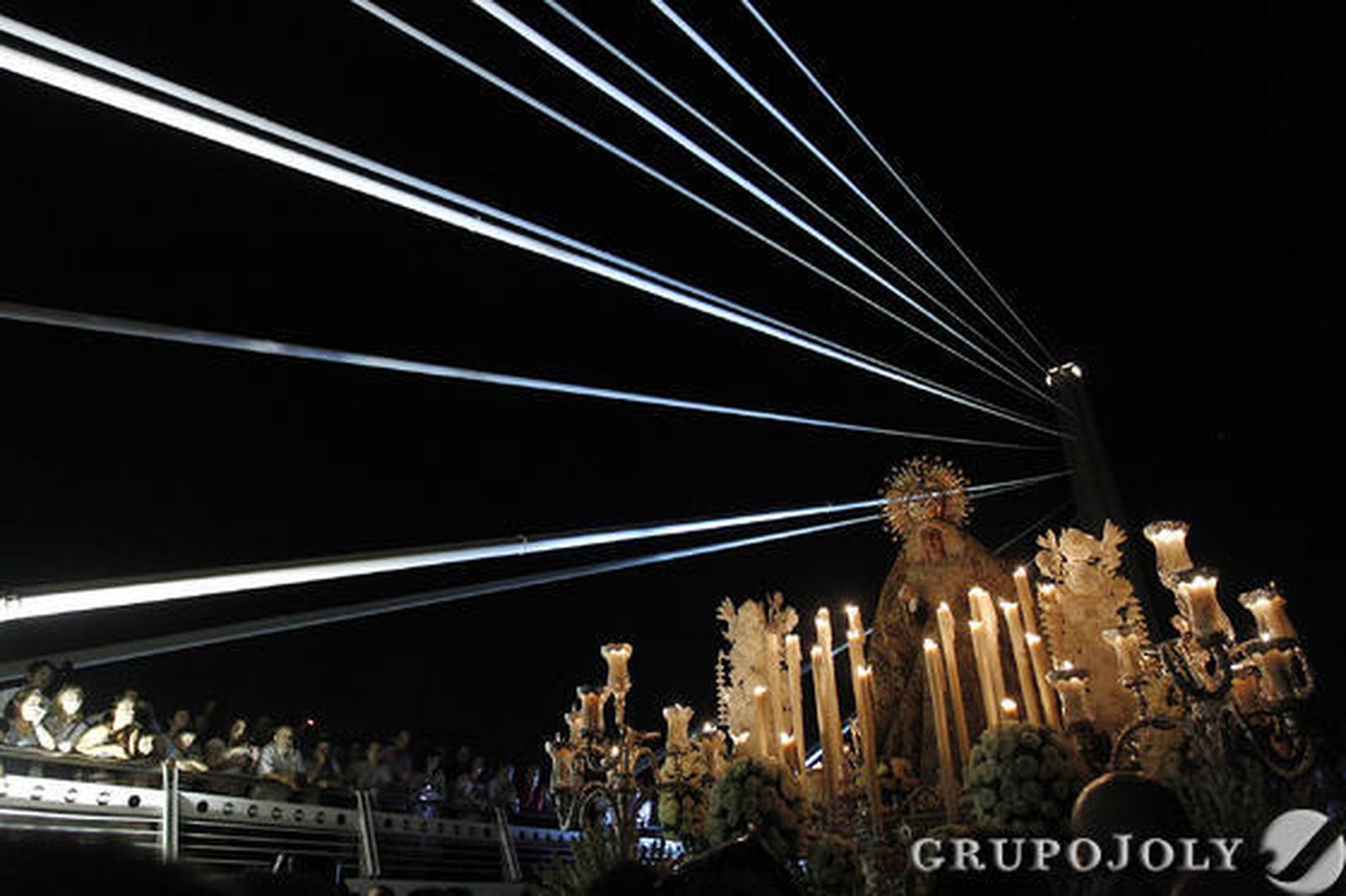 La Macarena vuelve a iluminar la noche sevillana