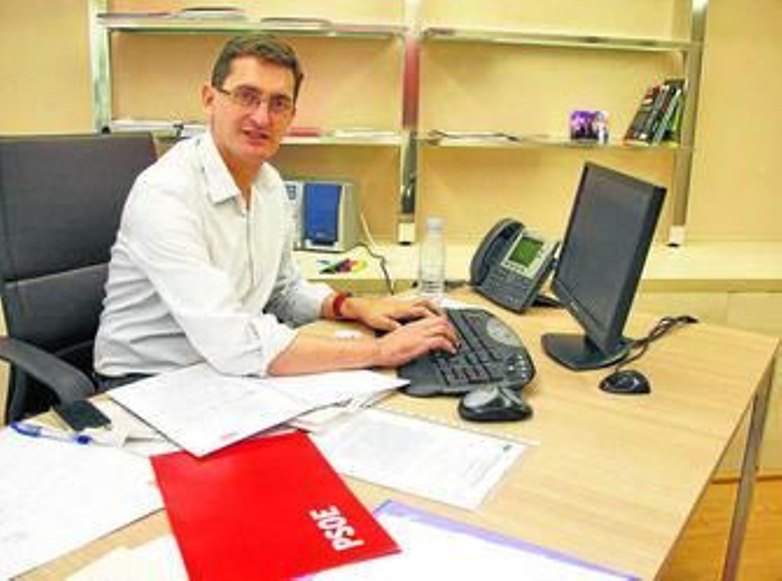 José Luis Sánchez Teruel en su despacho de la sede de Pablo Iglesias.