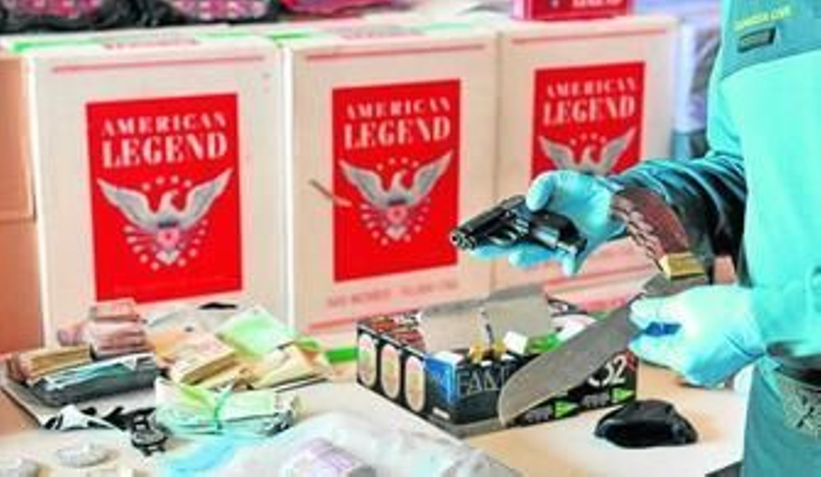 Un agente de la Guardia Civil muestra un machete intervenido a una red de contrabando, en una reciente operación.