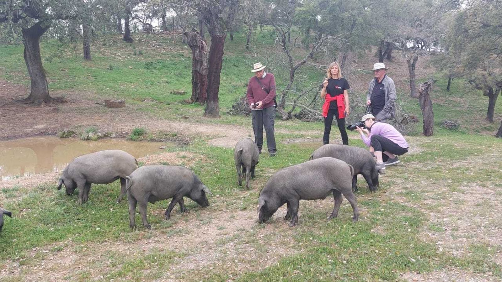 Los miembros de la asociación nacional visitan diferentes entornos de la provincia.