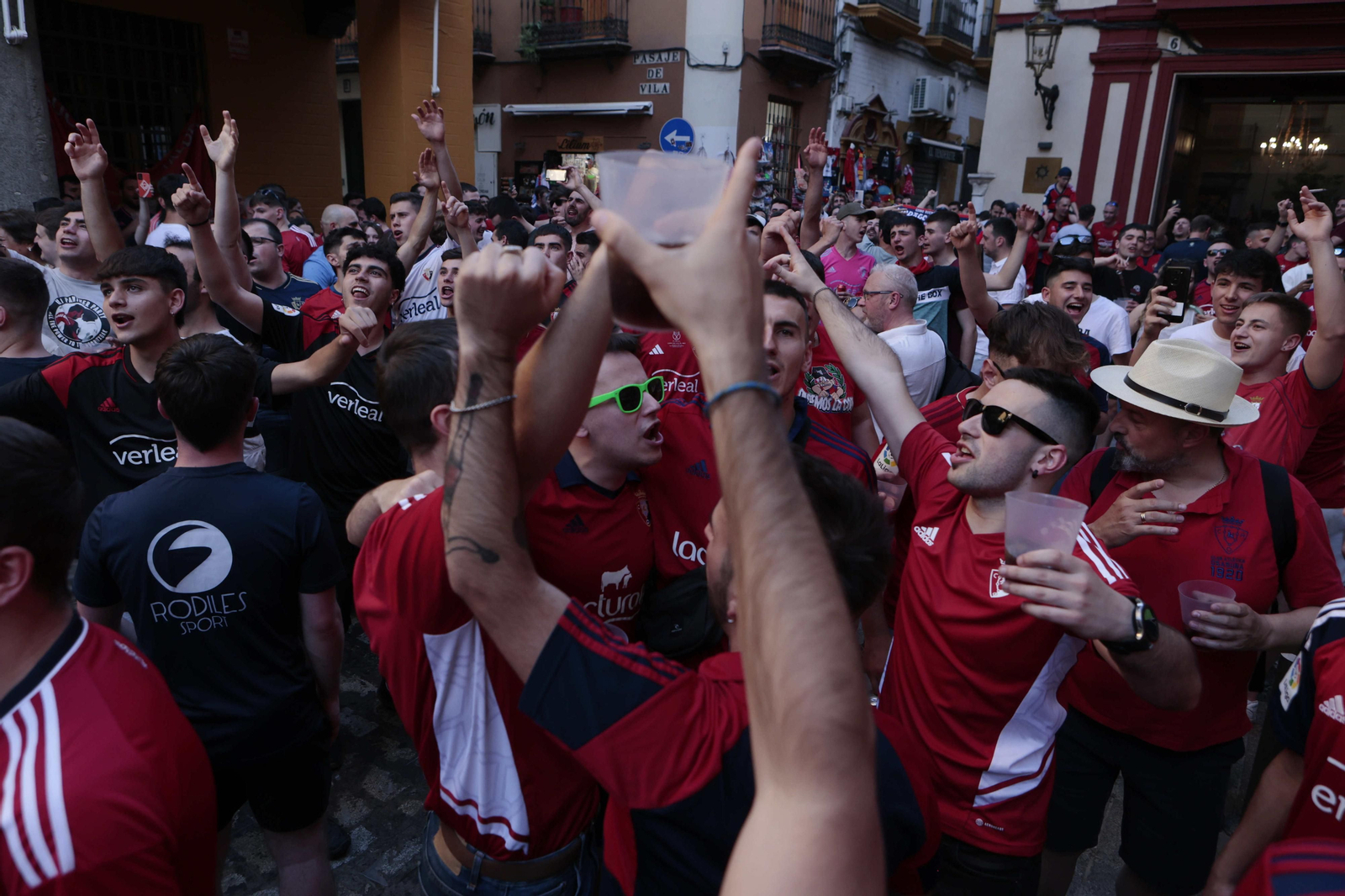 Búscate en las fotos de la afición de Osasuna en Sevilla en la final de la Copa del Rey