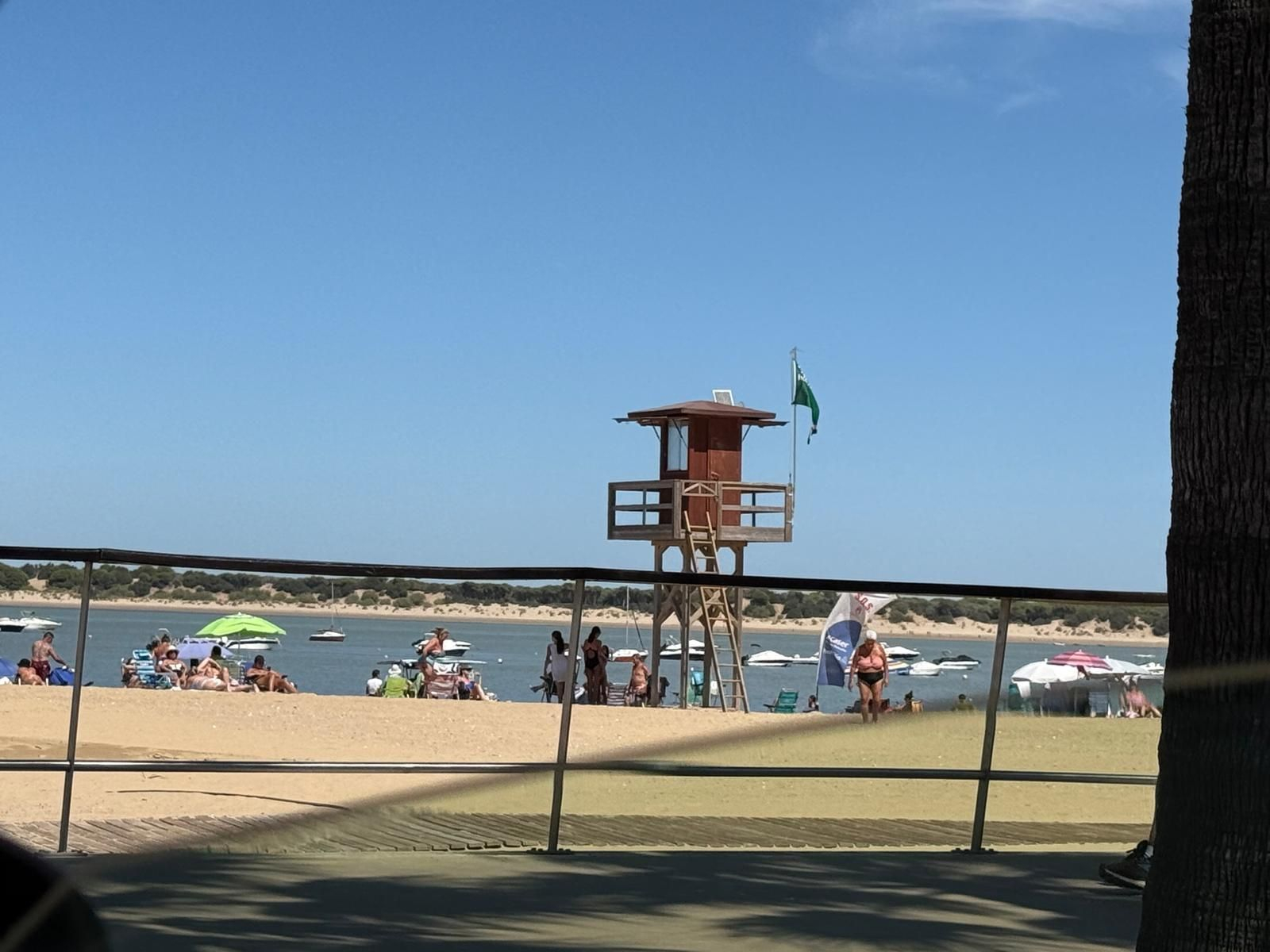 Bandera verde en Sanlúcar durante la mañana de este viernes.