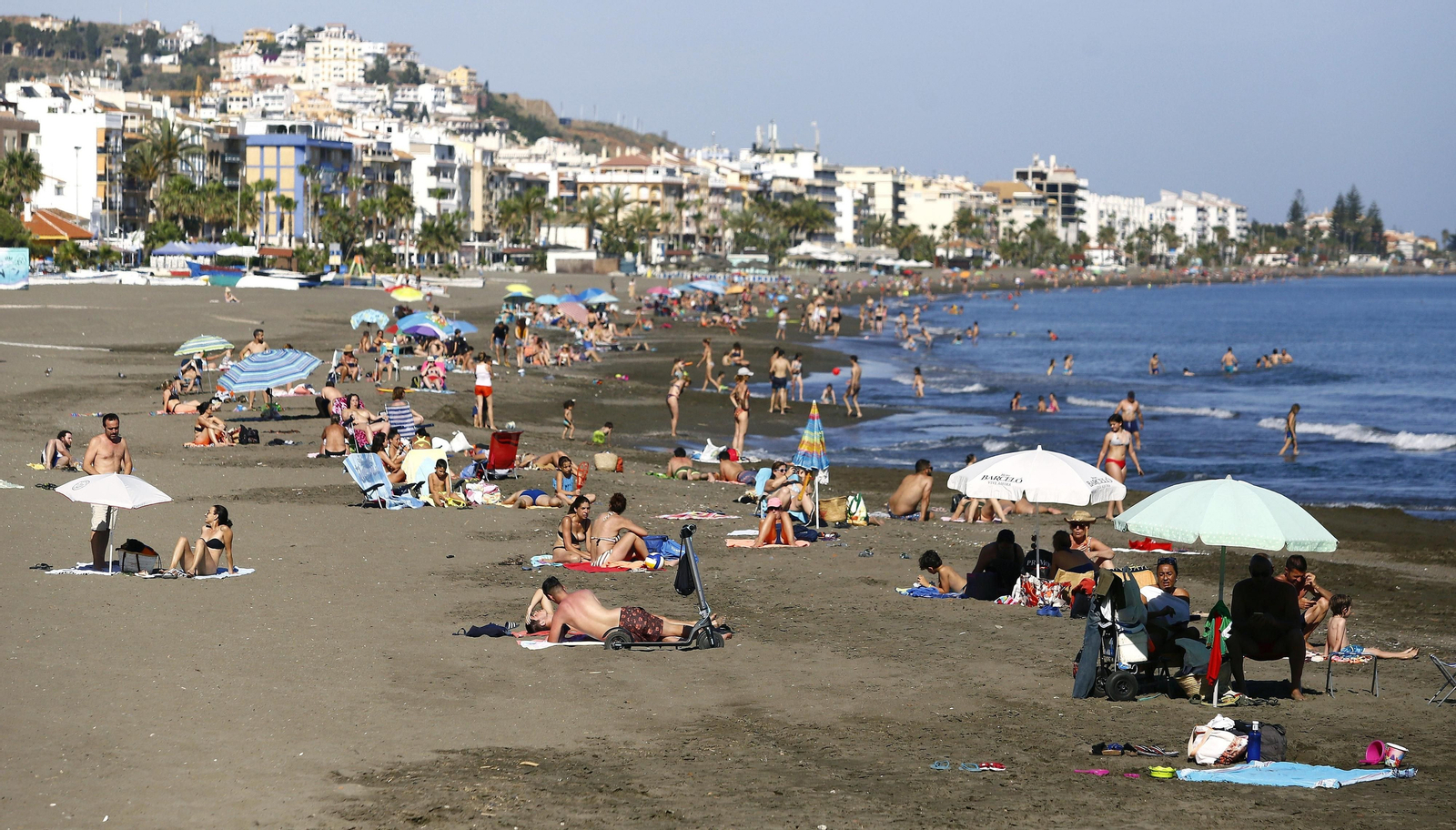 Bañistas en la playa de Rincón de la Victoria, el primer día de la fase 2.