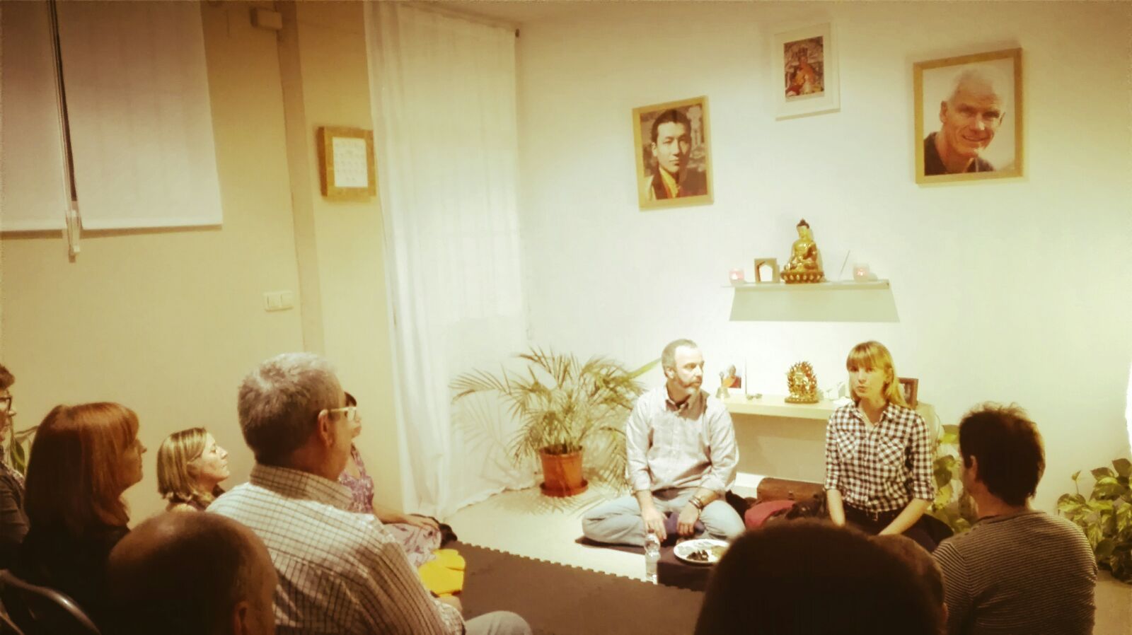 1. Clase de meditación con Javier Artacho y otros de sus compañeros en la escuela sevillana Camino del Diamante.