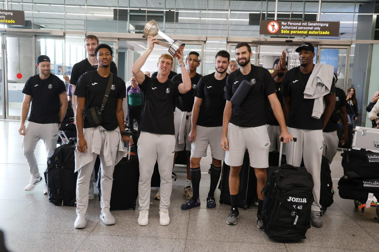 El Unicaja brinda la Intercontinental a un centenar de aficionados en el aeropuerto