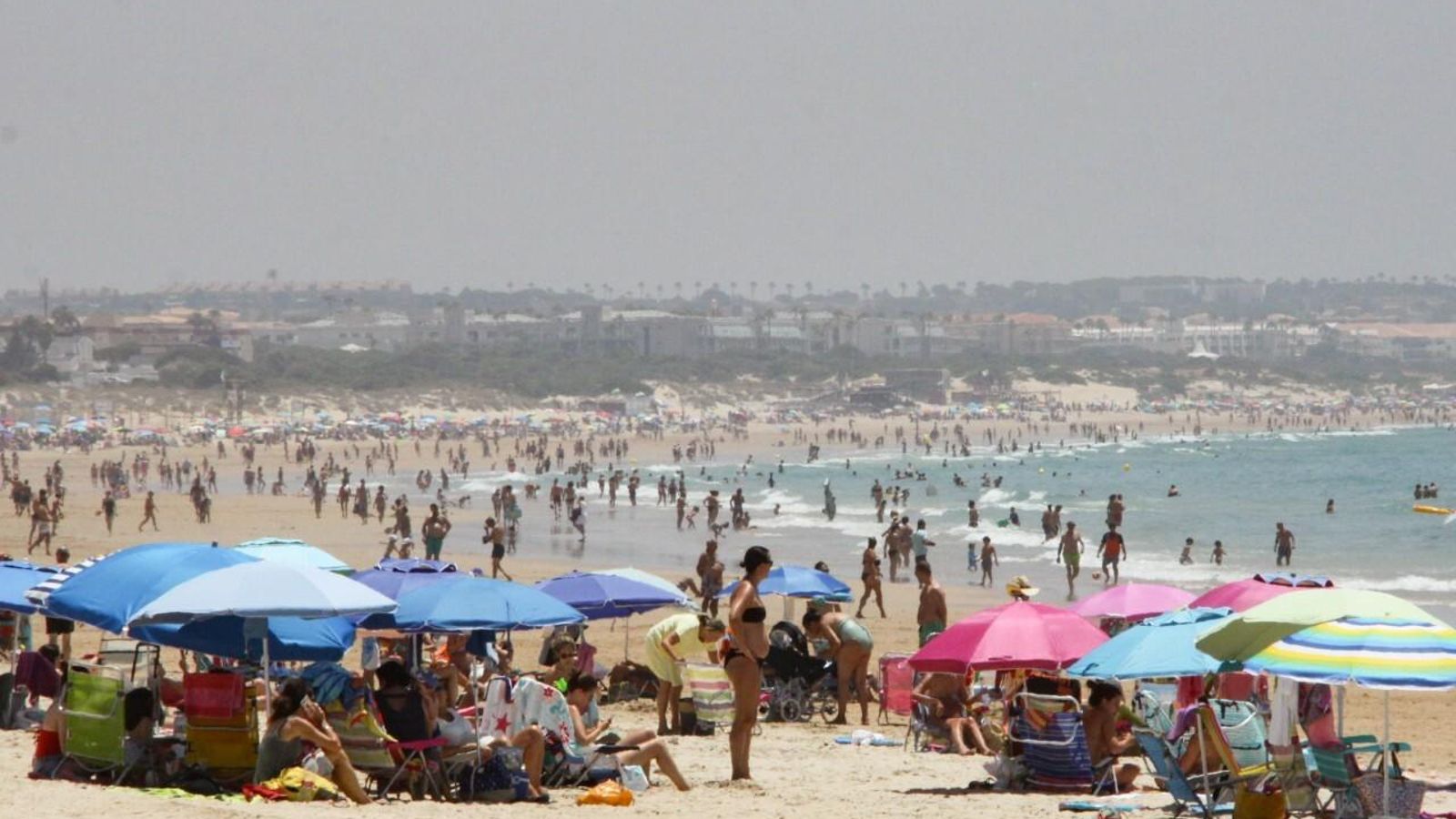 La playa de La Barrosa, repleta de bañistas.