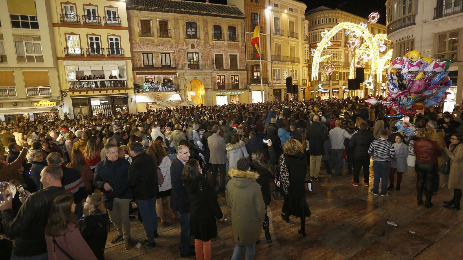 La Plaza de la Constitución llena de gente, este sábado.