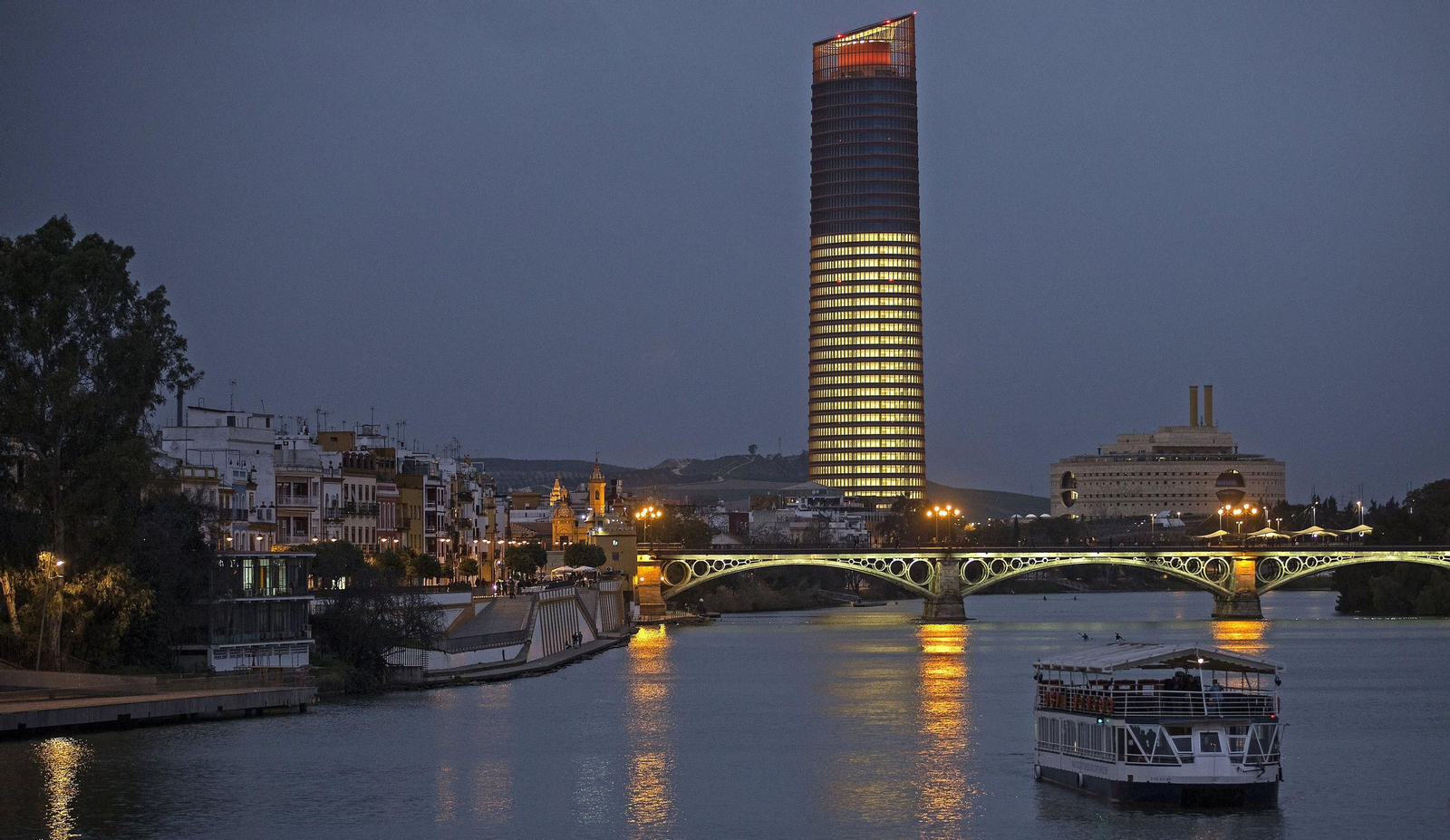 Vista de la torre Pelli desde el Puente de Triana