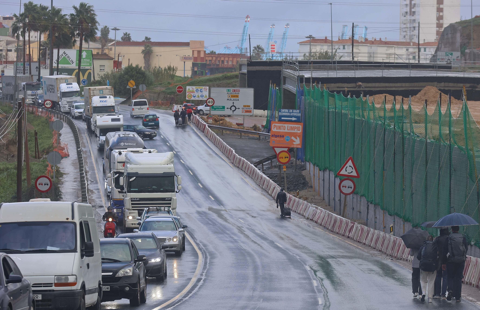 El corte del acceso sur de Algeciras por los tractoristas de Cádiz, en imágenes