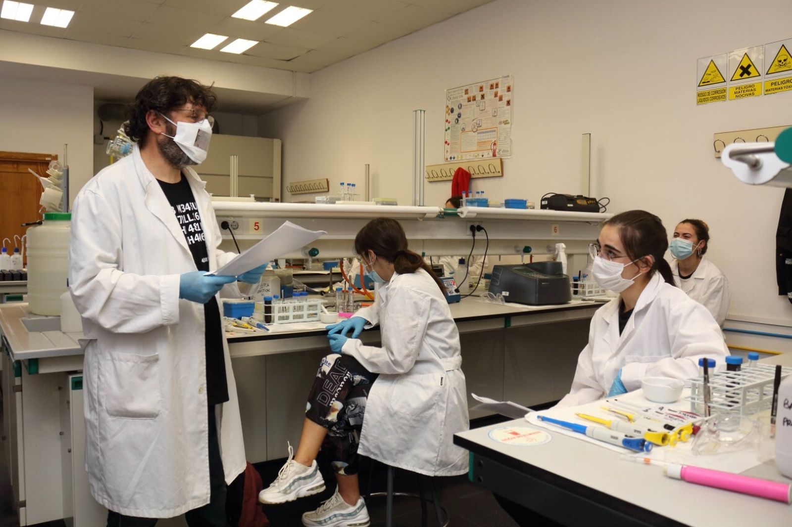 Un profesor hace uso de la mascarilla de lectura labial durante las clases prácticas.