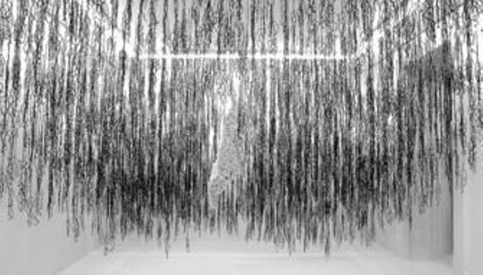 La instalación central que preside la exposición 'Dibújame un cordero', cubierta por 3.200 ramas modeladas a mano una por una.