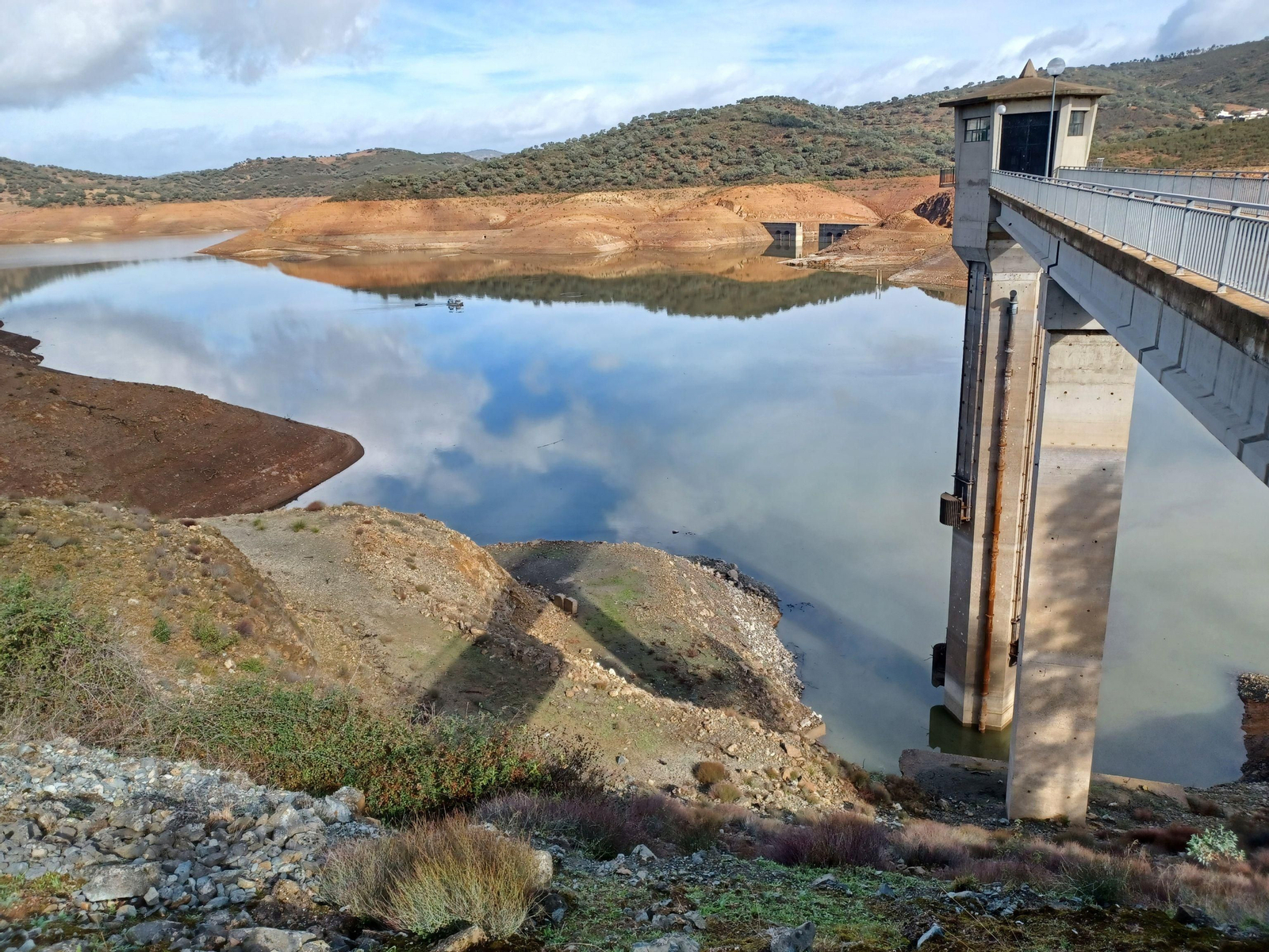 Estado en el que se encuentra el embalse de Zufre en Huelva tras las últimas lluvias.