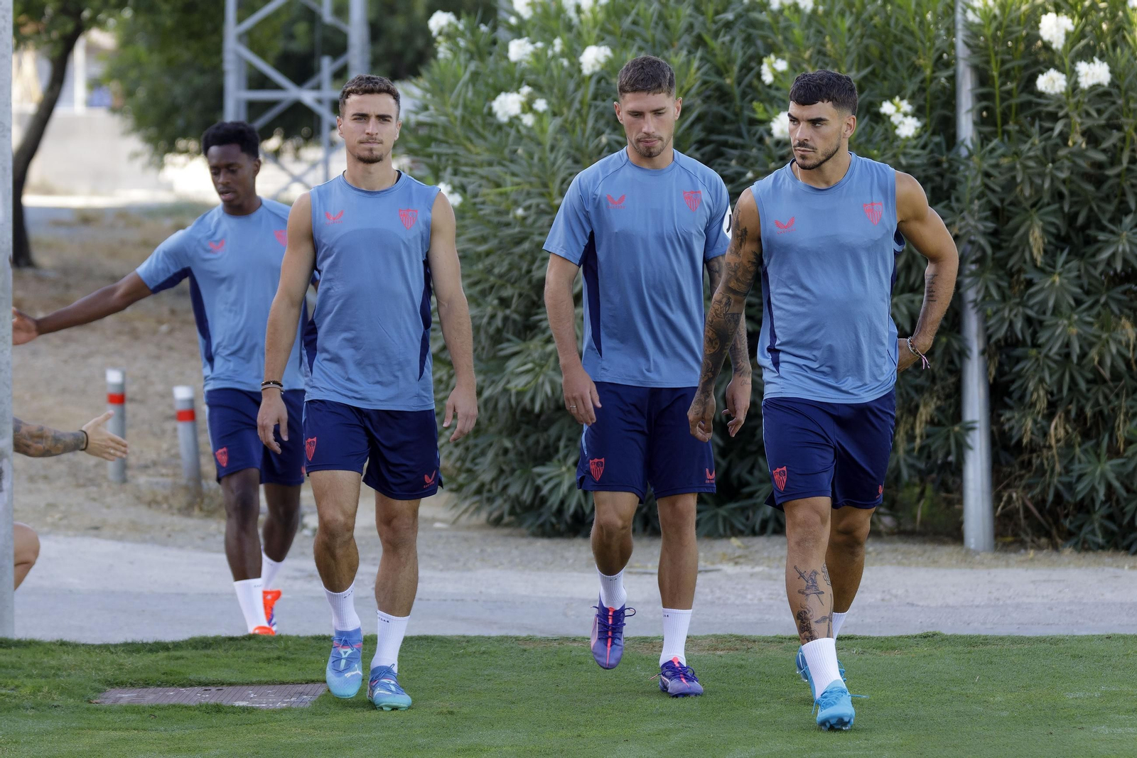 Carmona, Isaac y Pedrosa llegan al entrenamiento del Sevilla.