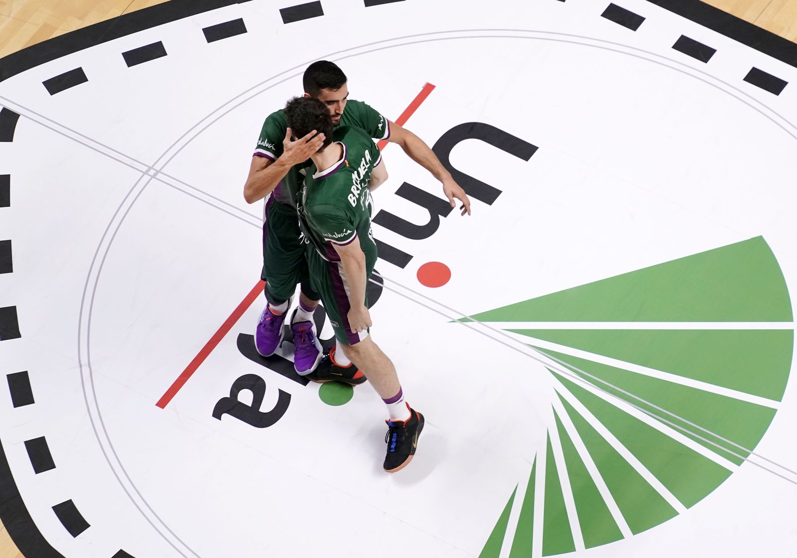 Jaime Fernández y Brizuela se abrazan en mitad de la pista del Carpena.