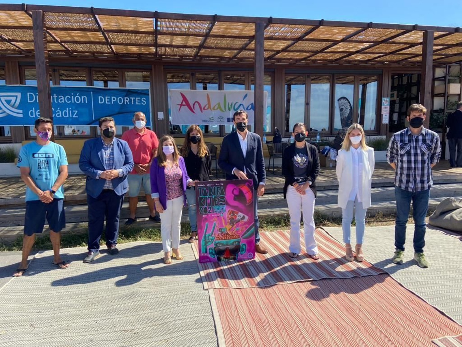 Autoridades y responsables de la organización, con el cartel de la cita.