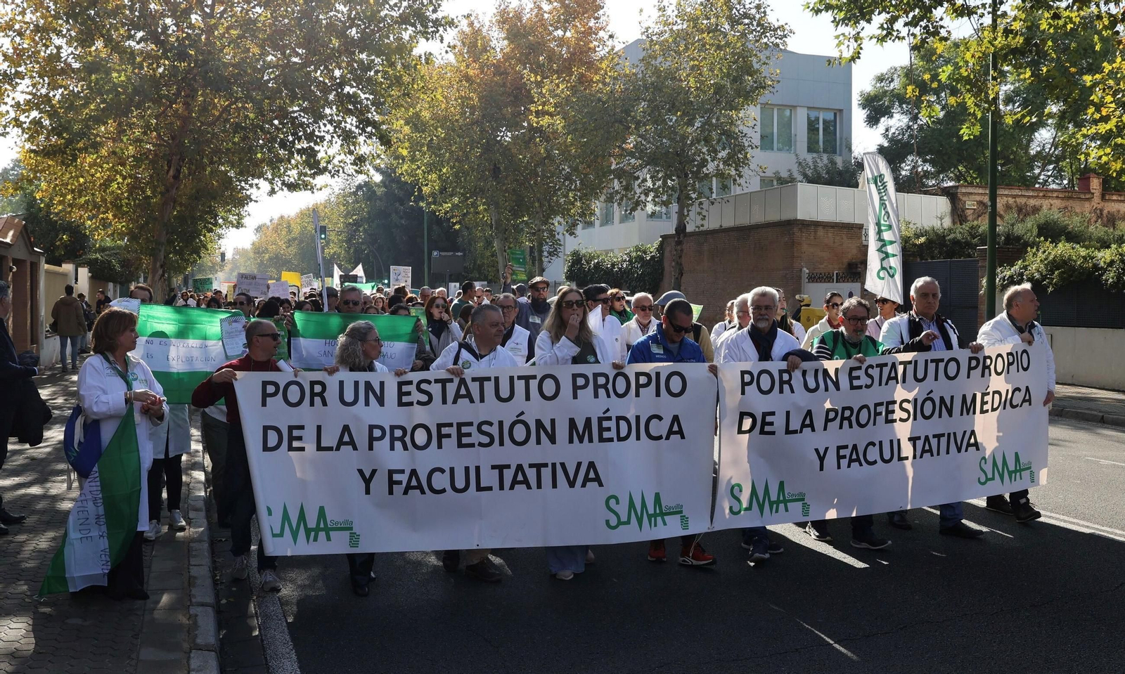 Concentración de médicos con motivo de sus protestas contra el Estatuto marco la semana pasada en Sevilla.