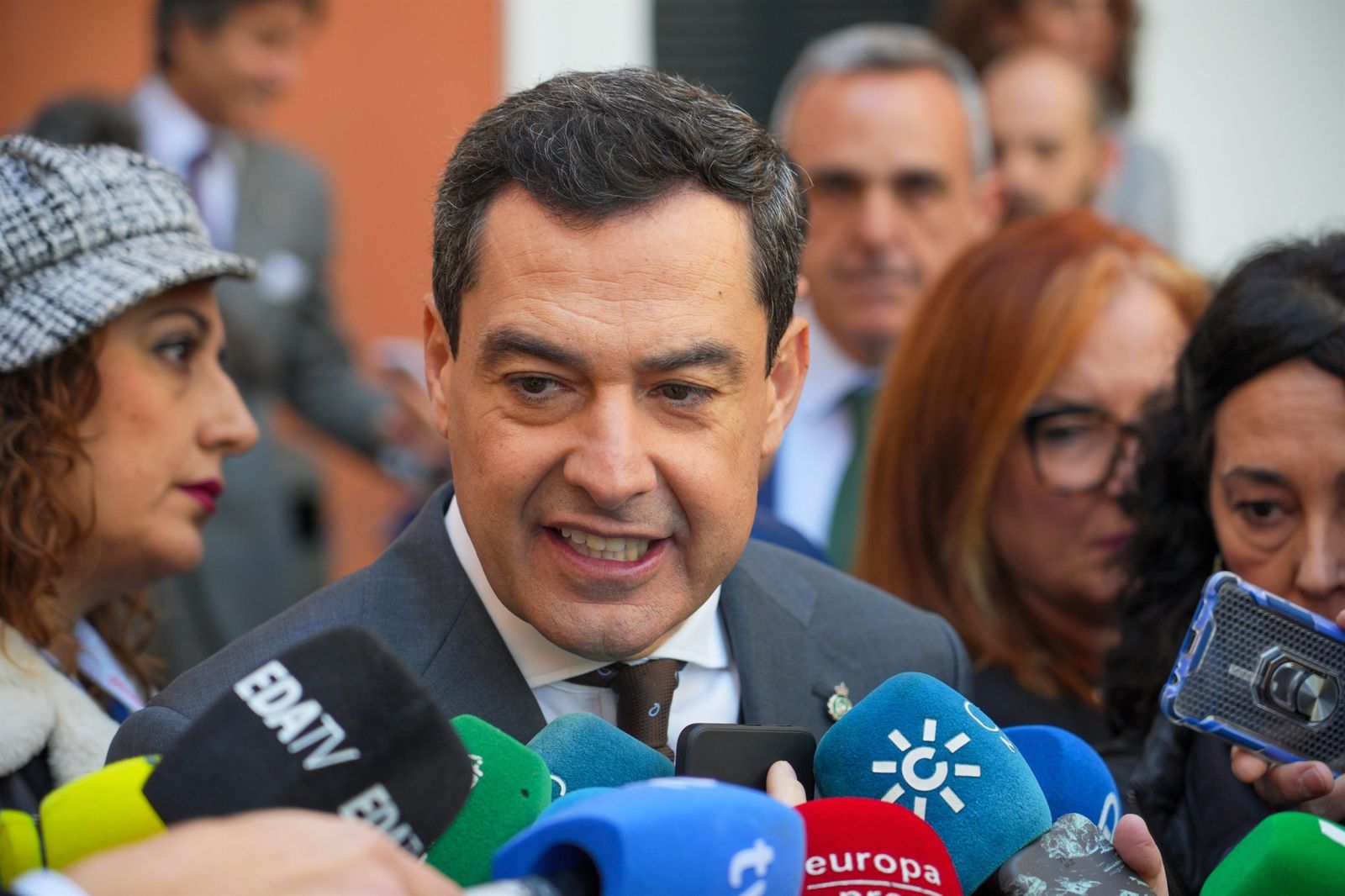 El presidente de la Junta, Juanma Moreno, atiende a los medios este miércoles en Huelva.