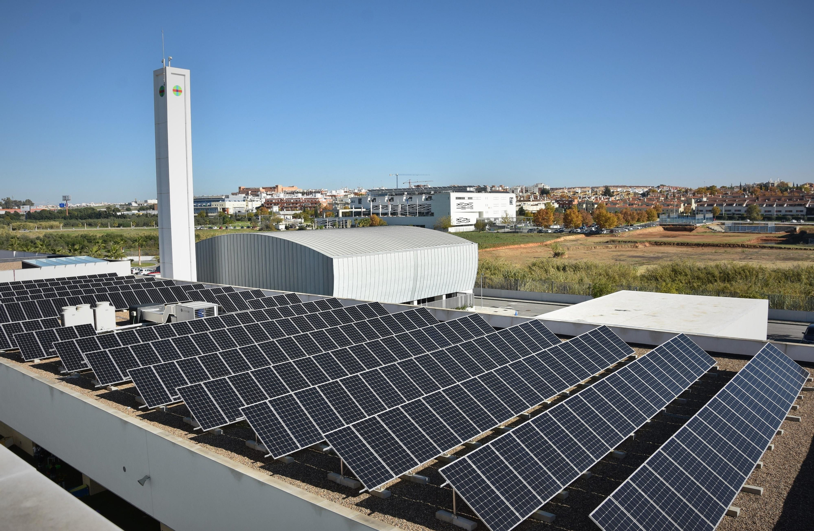 La institución académica cuenta con dos plantas fotovoltaicas con capacidad de 157,32kWp y 267,9kWp, con las que se evitará la emisión de 118,5 toneladas de CO2.