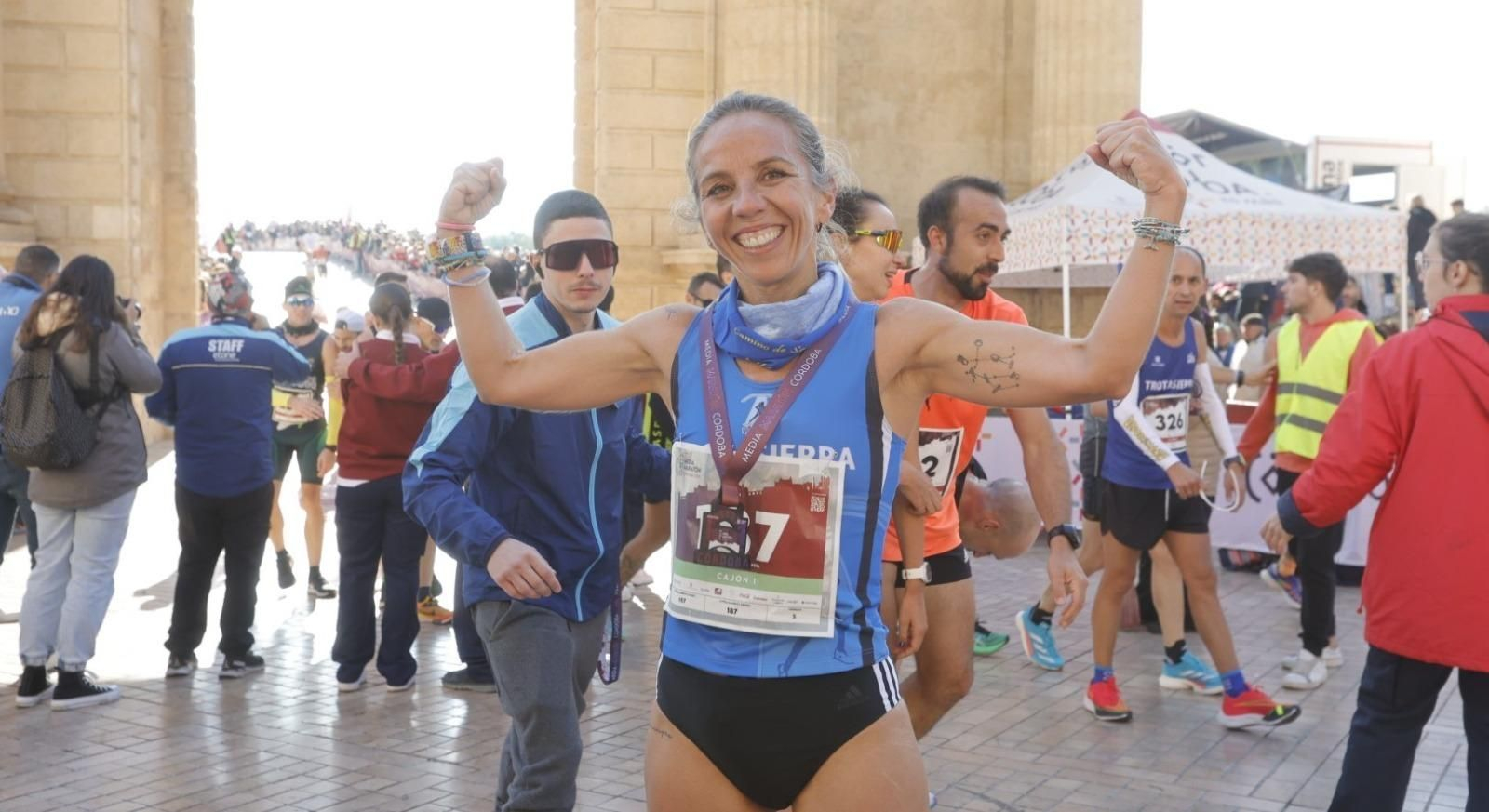 Carmen Gutiérrez celebra su triunfo en la Puerta del Puente.