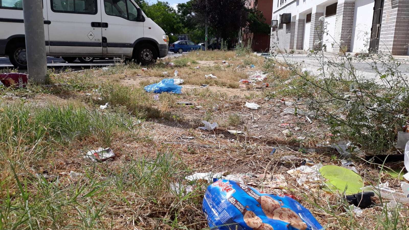 Basuras de todo tipo en la calle Taiwán, confluencia con la Avenida de República de China, en Sevilla Este, este jueves.