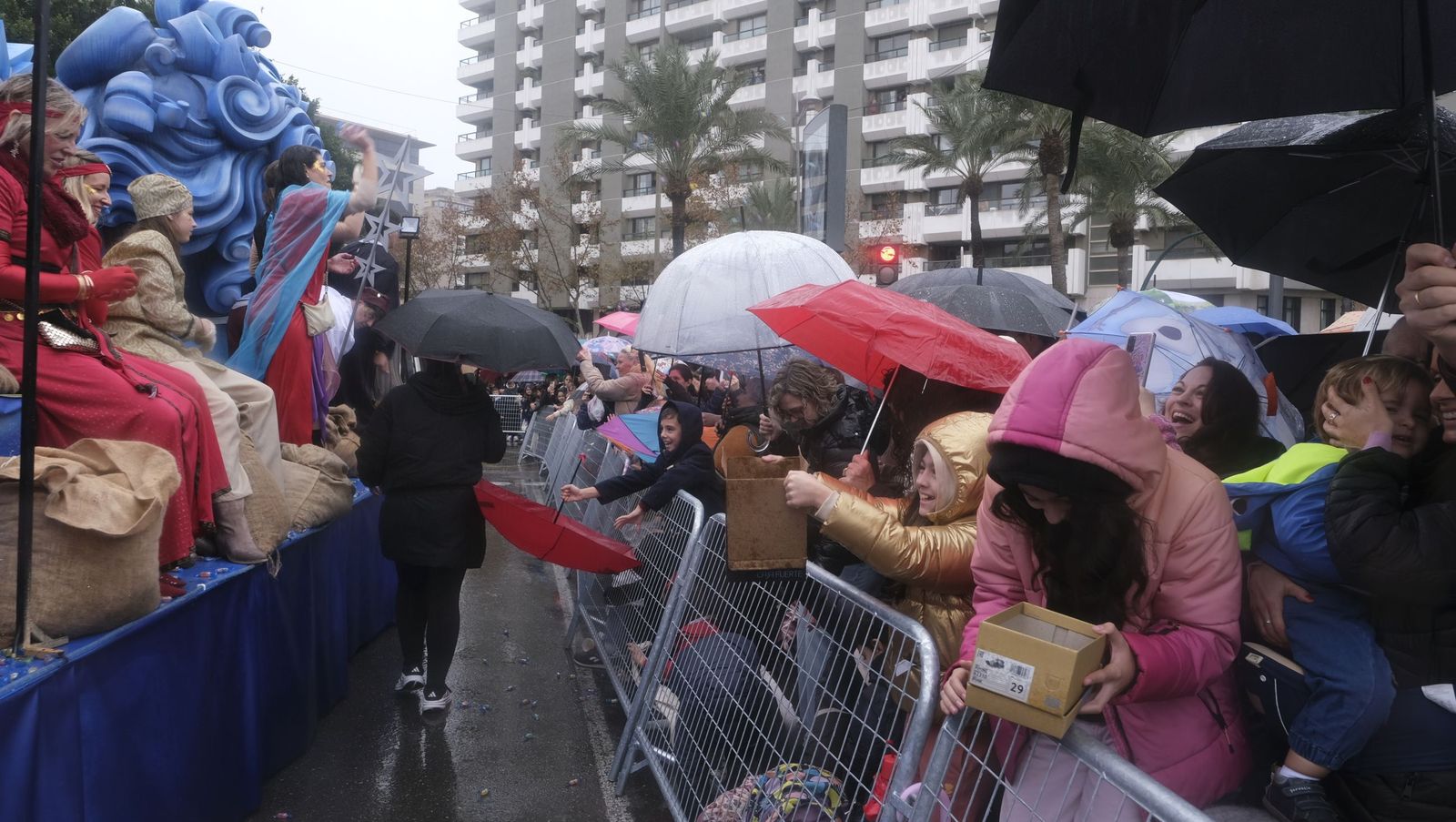 Fotografías de la cabalgata de los Reyes Magos pasada por agua en Almería