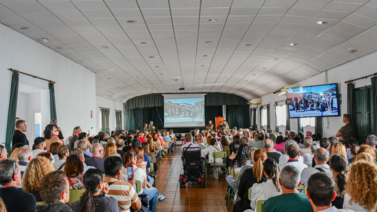 Presentacion del coronel directos a los familiares de los aspirantes a soldados.