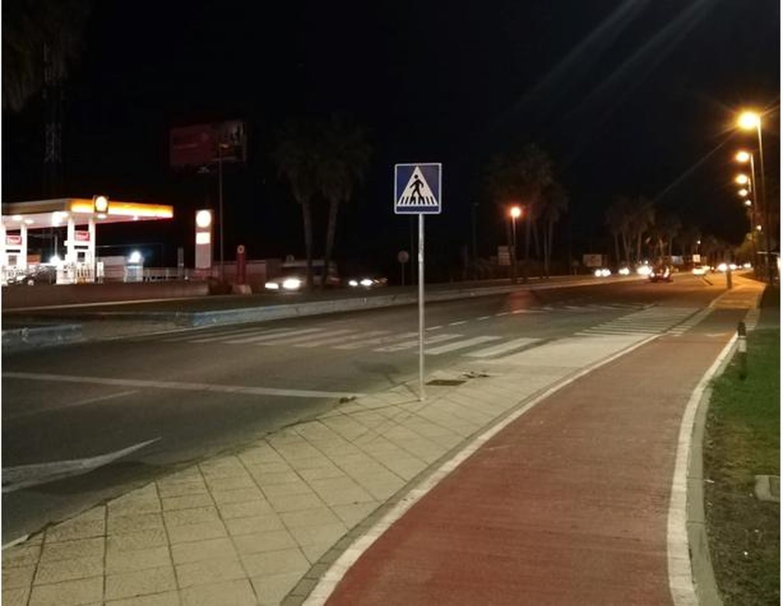 Uno de los cruces de la avenida de Valdelagrana donde debería haber un semáforo, que no ha sido repuesto.