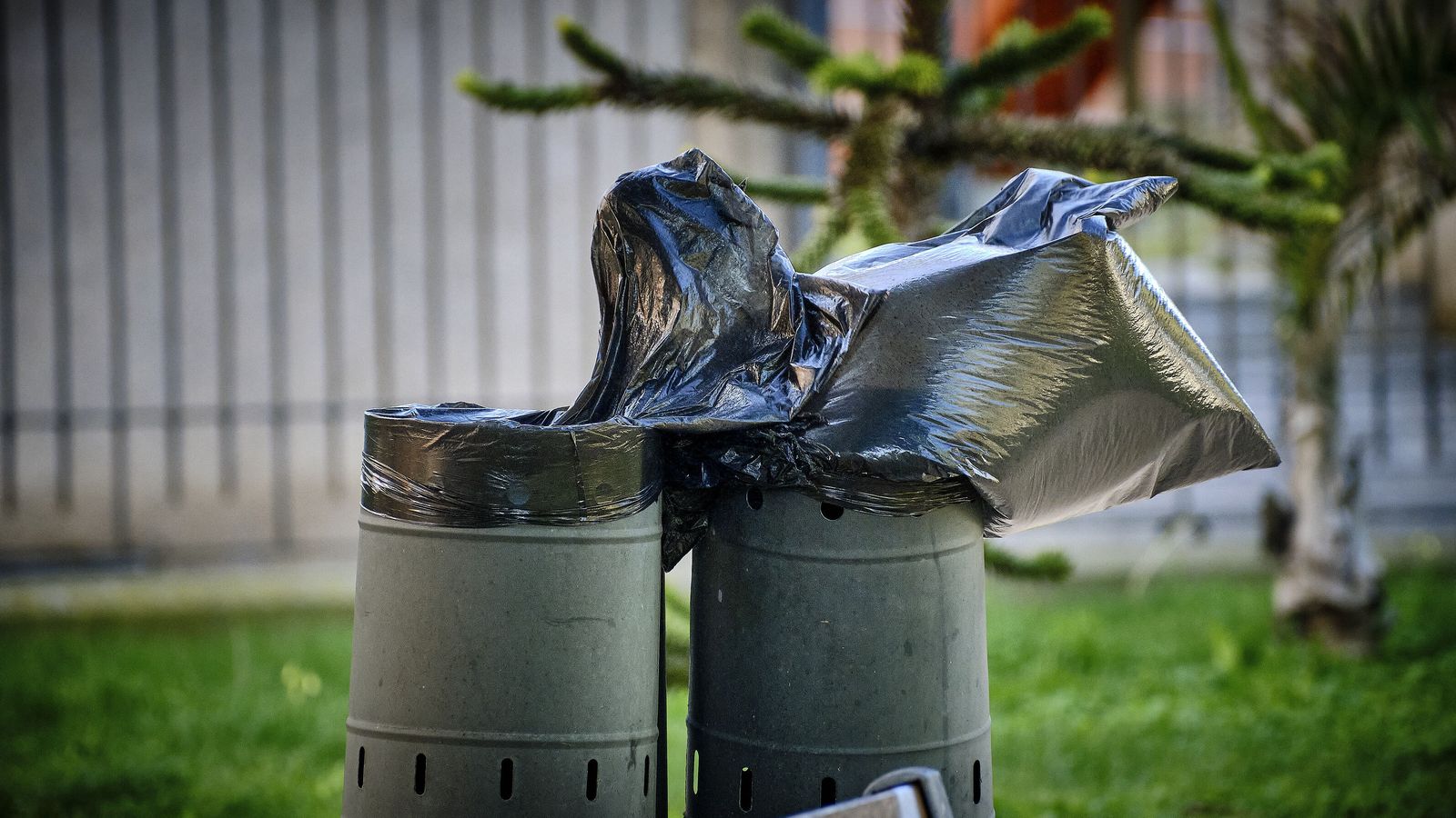 Papeleras, con las bolsas fuera por el Levante.