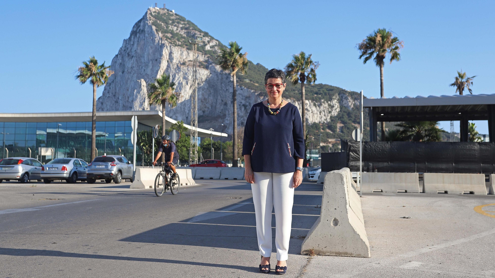 La ministra de Exteriores, Arancha González Laya, junto a la Verja de Gibraltar.