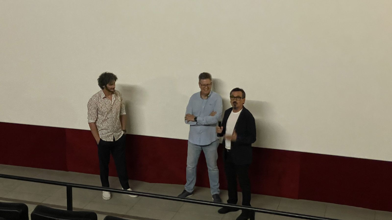 Actor y productores en la presentación de la propia película