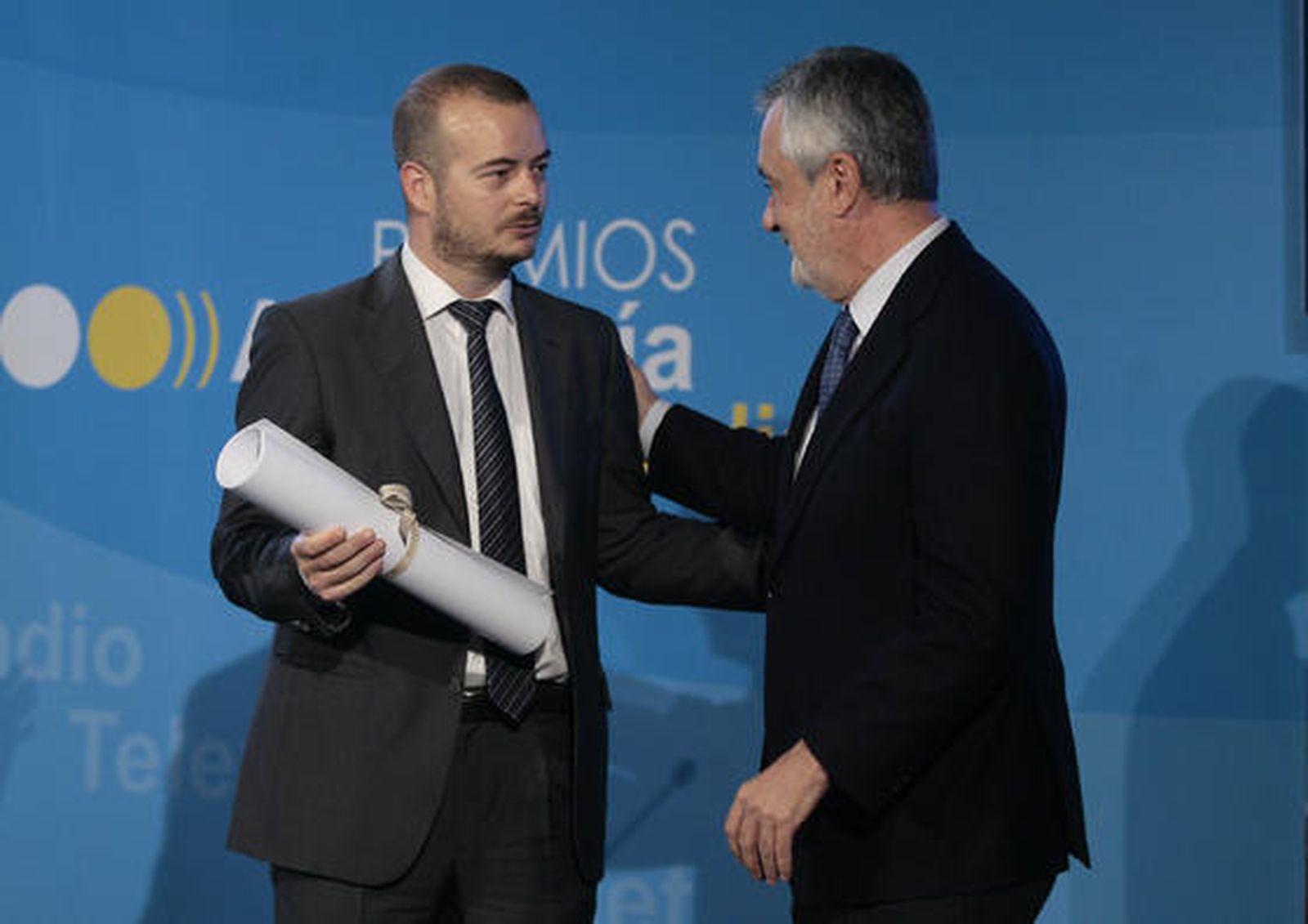 José Antonio Griñán dialoga con Vázquez. / Juan Carlos Muñoz