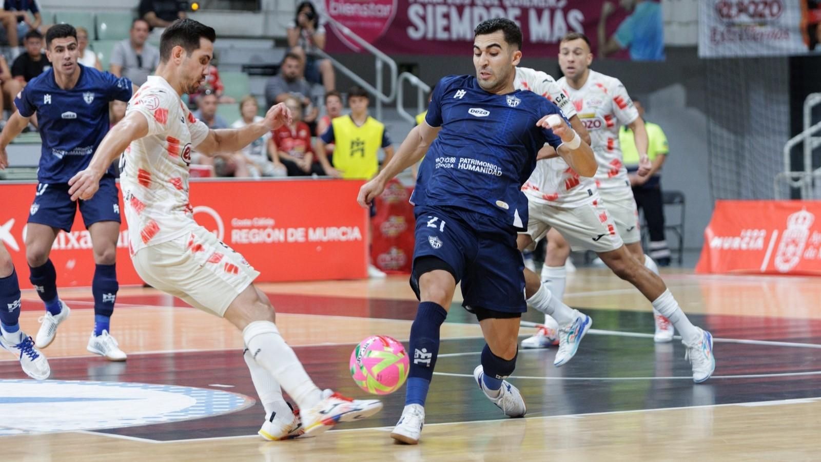 Nacho Gómez (Córdoba Futsal) pugna por la pelota con Bebé, el cordobés de ElPozo Murcia.