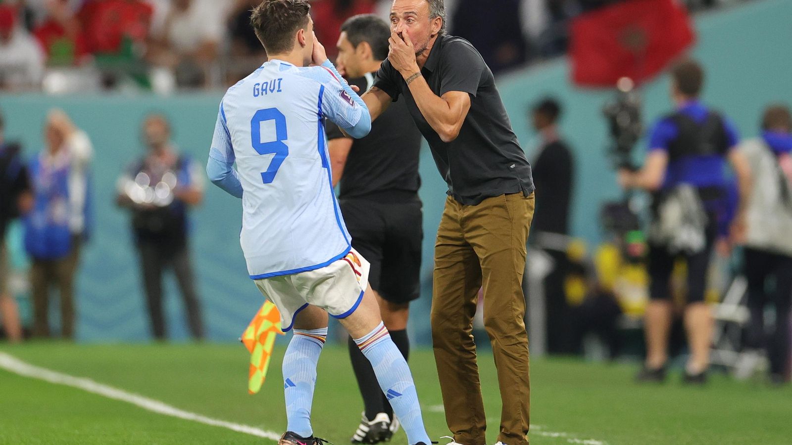 Luis Enrique se tapa la boca para darle algún consejo a Gavi.