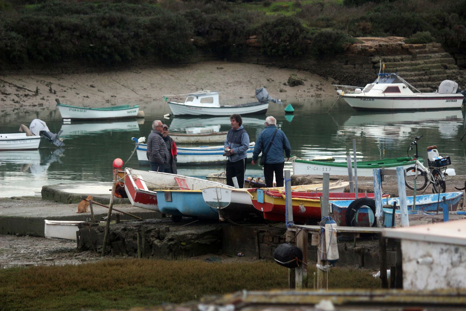 Pescadores y visitantes de la Isla del Trocadero de Puerto Real