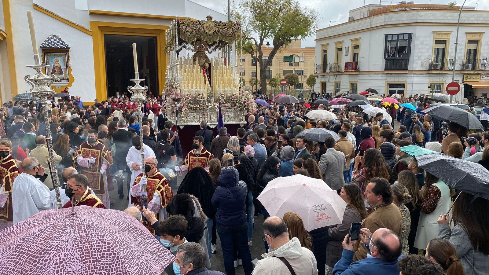 El palio de la Candelaria con mucho publico con paraguas en Santa Ana.