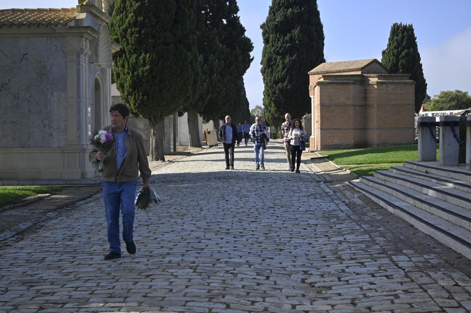 Llegada de familiares por una de las calles del Cementerio de La Soledad de Huelva.